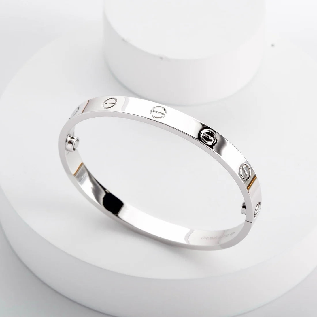 צמיד אלגנטי בגוון כסף בעיצוב על זמני — JEWELLUXE™