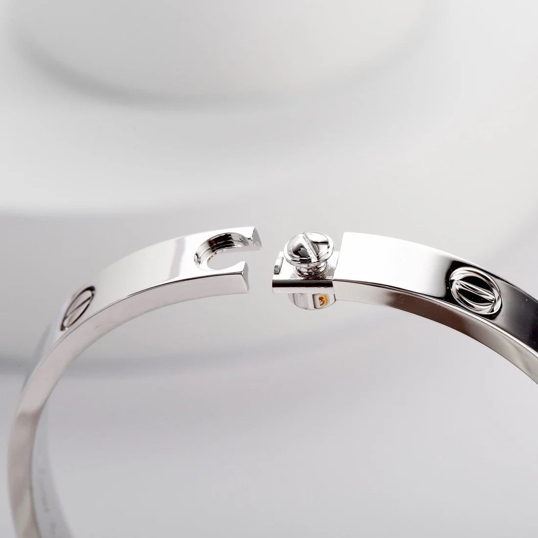 צמיד אלגנטי בגוון כסף בעיצוב על זמני — JEWELLUXE™
