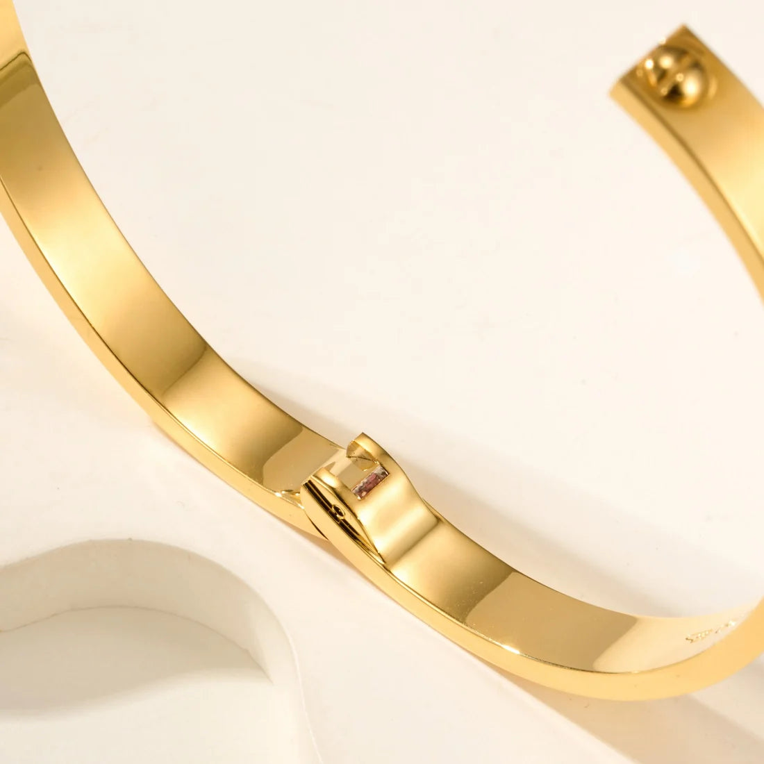 Elegant gold-tone bracelet set with 4 sparkling zircons — JEWELLUXE™
