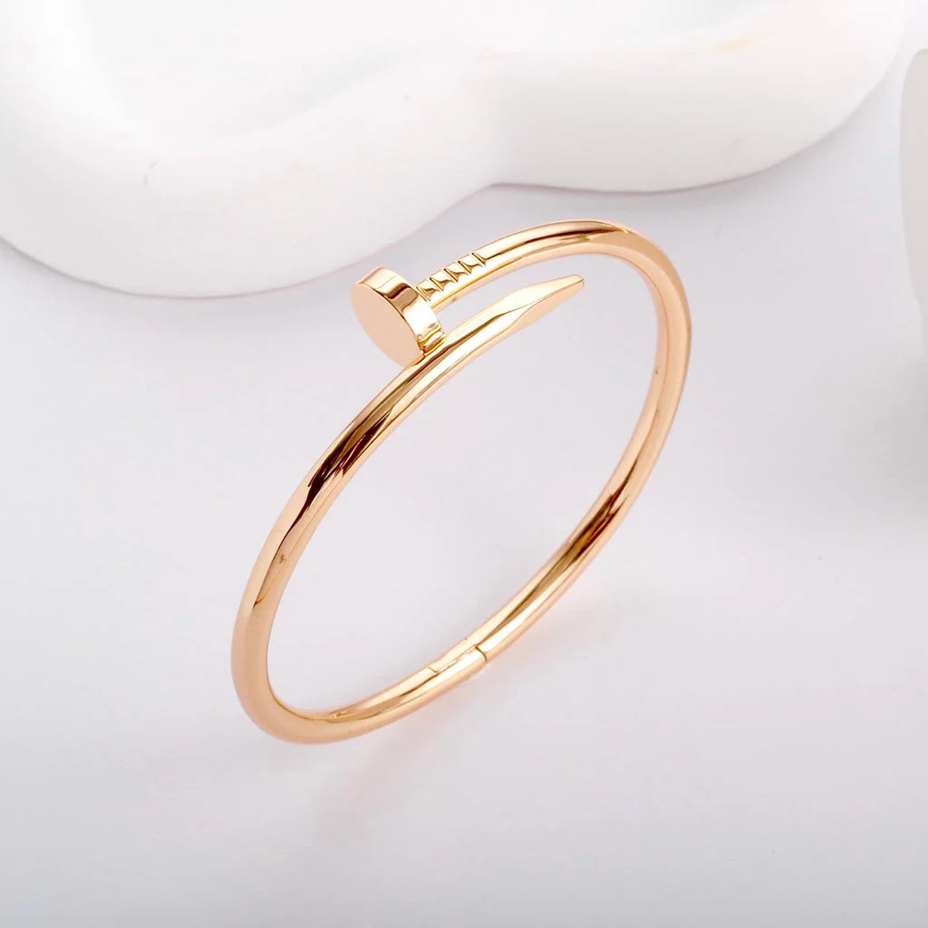 Elegant Nail Bracelet in Rose Gold with a Touch of Elegance.— JEWELLUXE™
