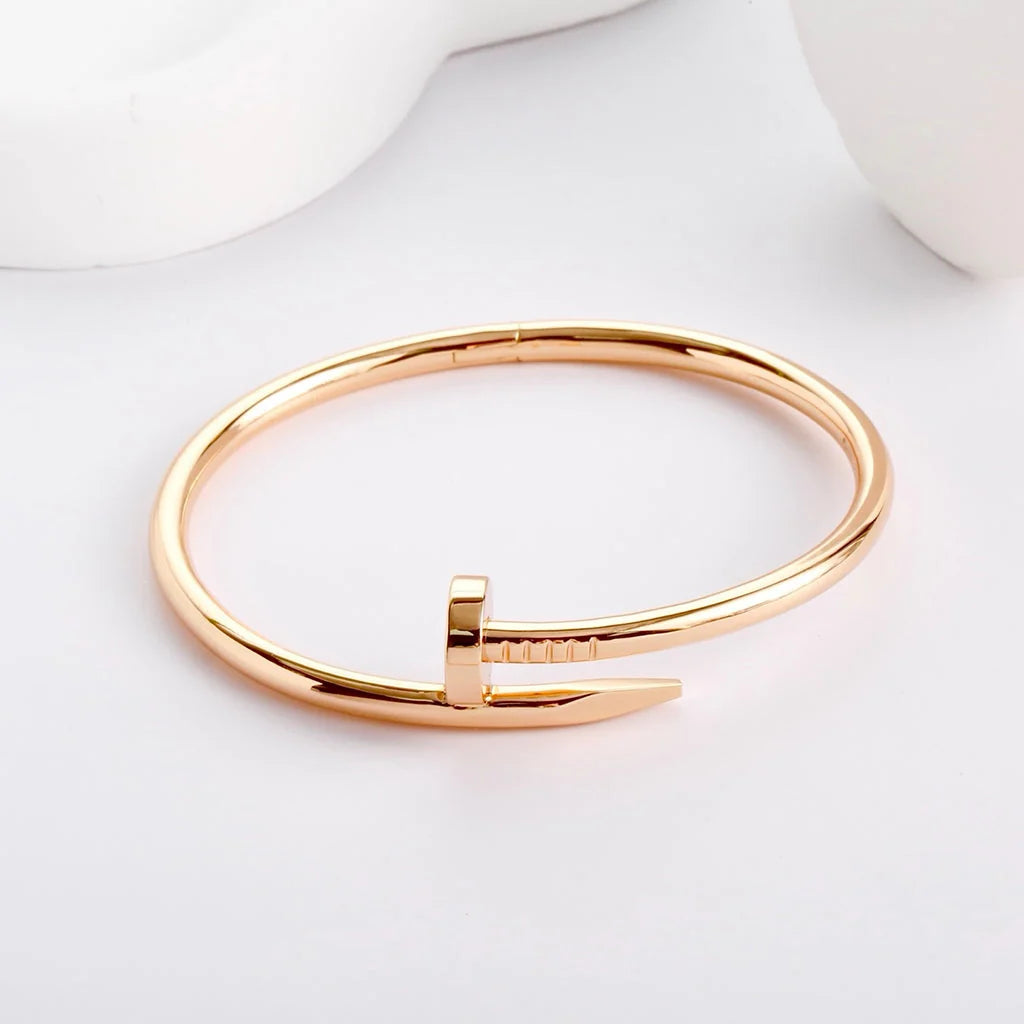 Elegant Nail Bracelet in Rose Gold with a Touch of Elegance.— JEWELLUXE™