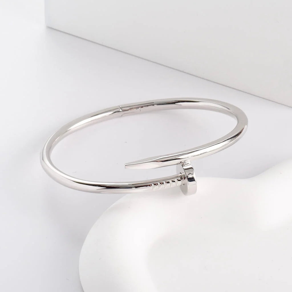 Bracelet élégant Clou couleur argent avec une touche d'élégance — JEWELLUXE™