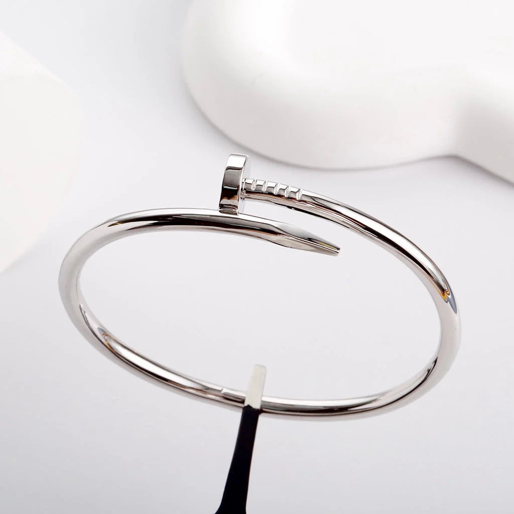 Bracelet élégant Clou couleur argent avec une touche d'élégance — JEWELLUXE™