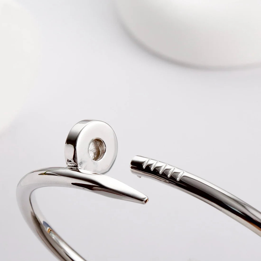 Bracelet élégant Clou couleur argent avec une touche d'élégance — JEWELLUXE™