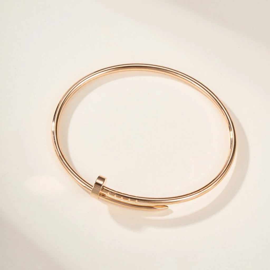 Elegant Nail Bracelet in Rose Gold with a Touch of Elegance. — JEWELLUXE™