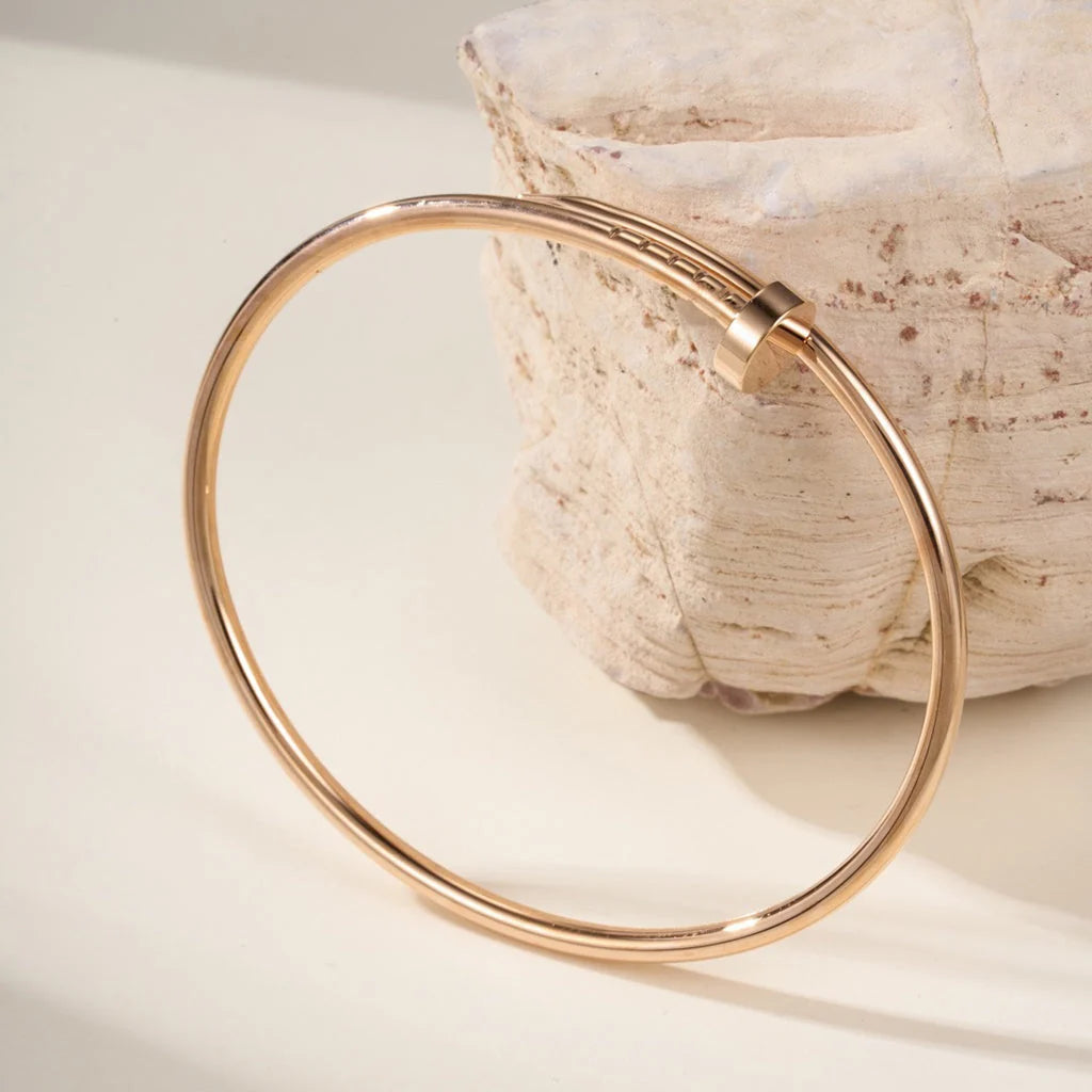 Elegant Nail Bracelet in Rose Gold with a Touch of Elegance. — JEWELLUXE™
