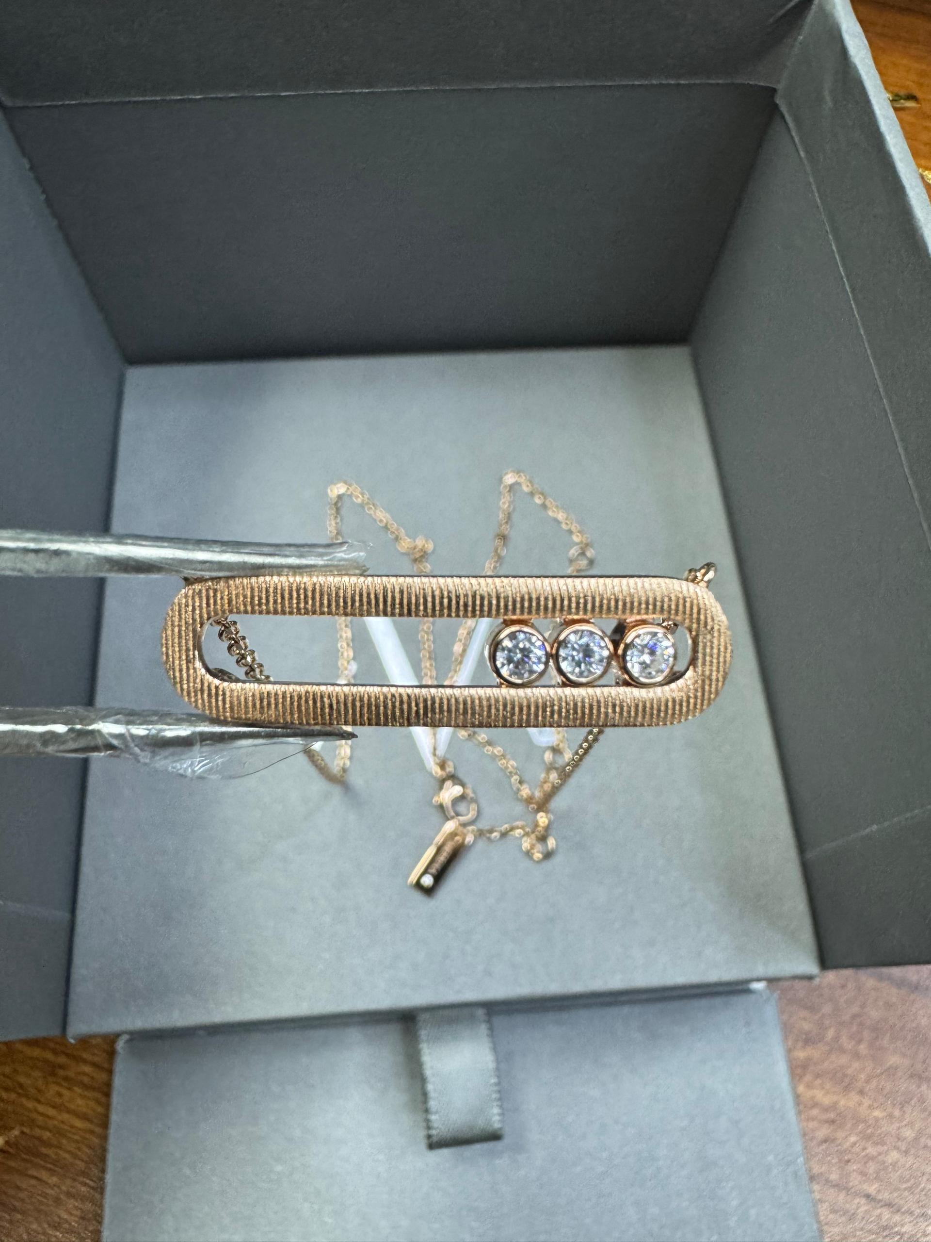 שרשרת אהבה בגוון זהב ורוד עם אבזם 3 זירקונים נעים במרכז