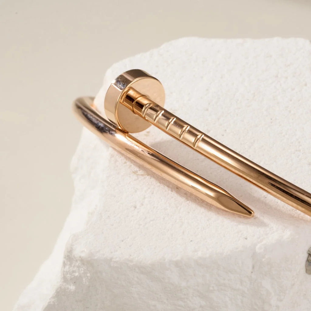 Elegant Nail Bracelet in Rose Gold with a Touch of Elegance. — JEWELLUXE™