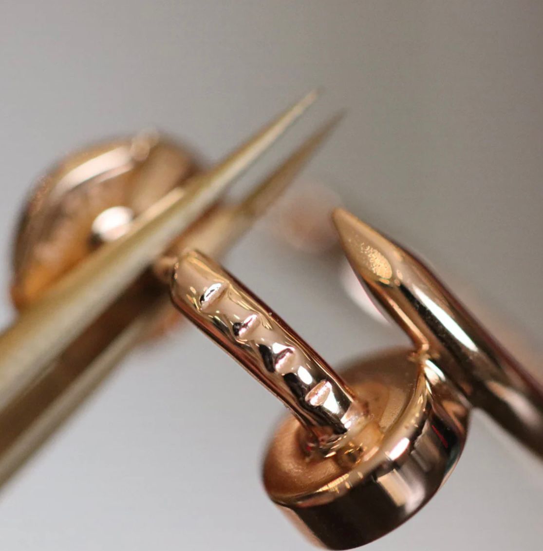 עגילים אלגנטים מסמר בגוון זהב ורוד מבריק