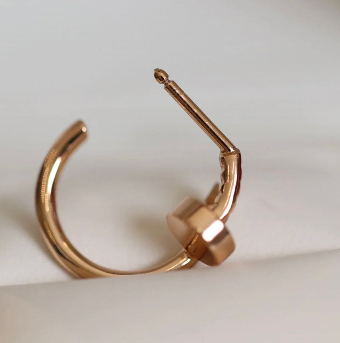 עגילים אלגנטים מסמר בגוון זהב ורוד מבריק