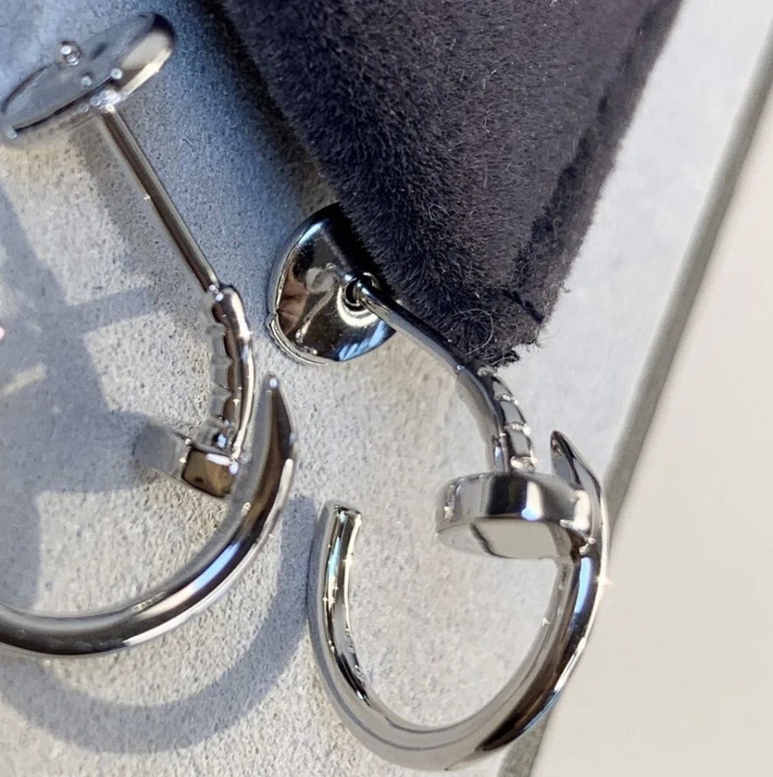 ‏עגילים אלגנטים מסמר בגוון כסף מבריק