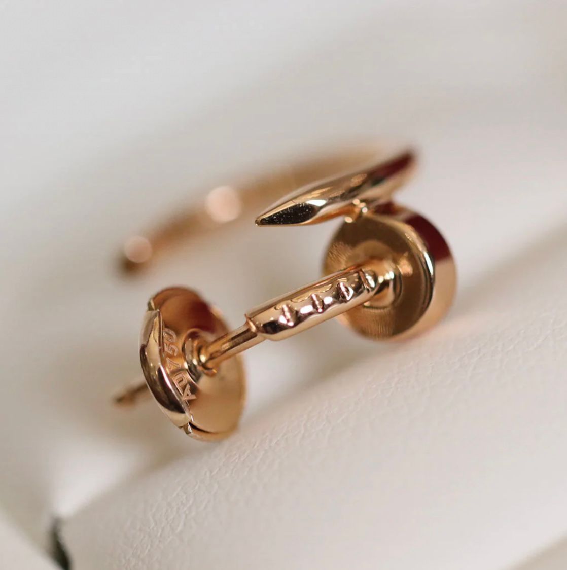 עגילים אלגנטים מסמר בגוון זהב ורוד מבריק