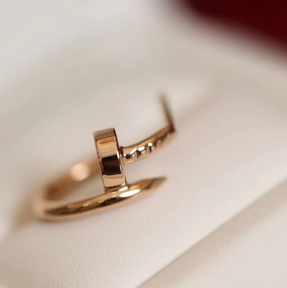 עגילים אלגנטים מסמר בגוון זהב ורוד מבריק