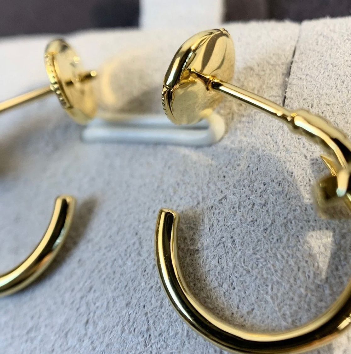 עגילים אלגנטים מסמר בגוון זהב מבריק