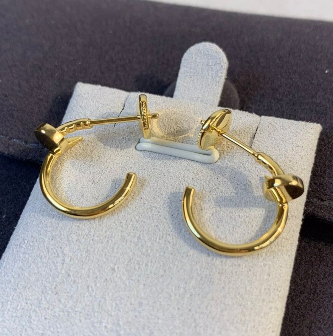 עגילים אלגנטים מסמר בגוון זהב מבריק