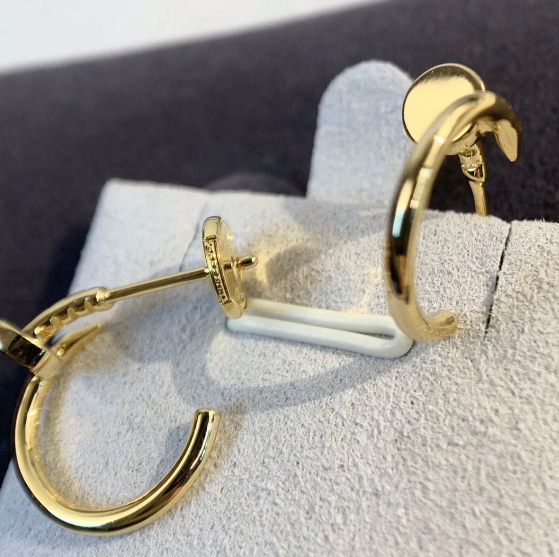 עגילים אלגנטים מסמר בגוון זהב מבריק