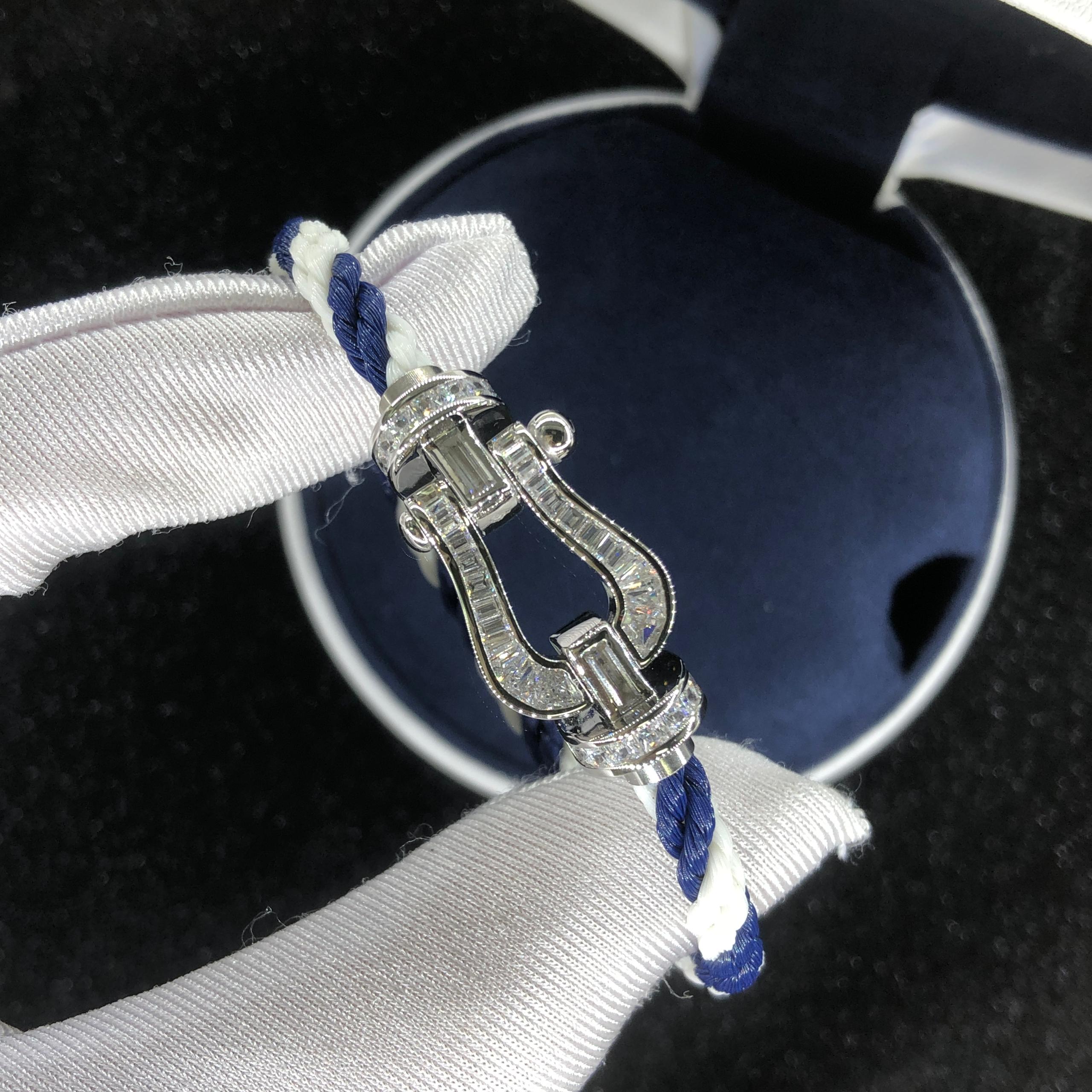 Bracelet de luxe avec un cordon tressé bleu et blanc et un fermoir argenté orné de cristaux étincelants — JEWELLUXE™