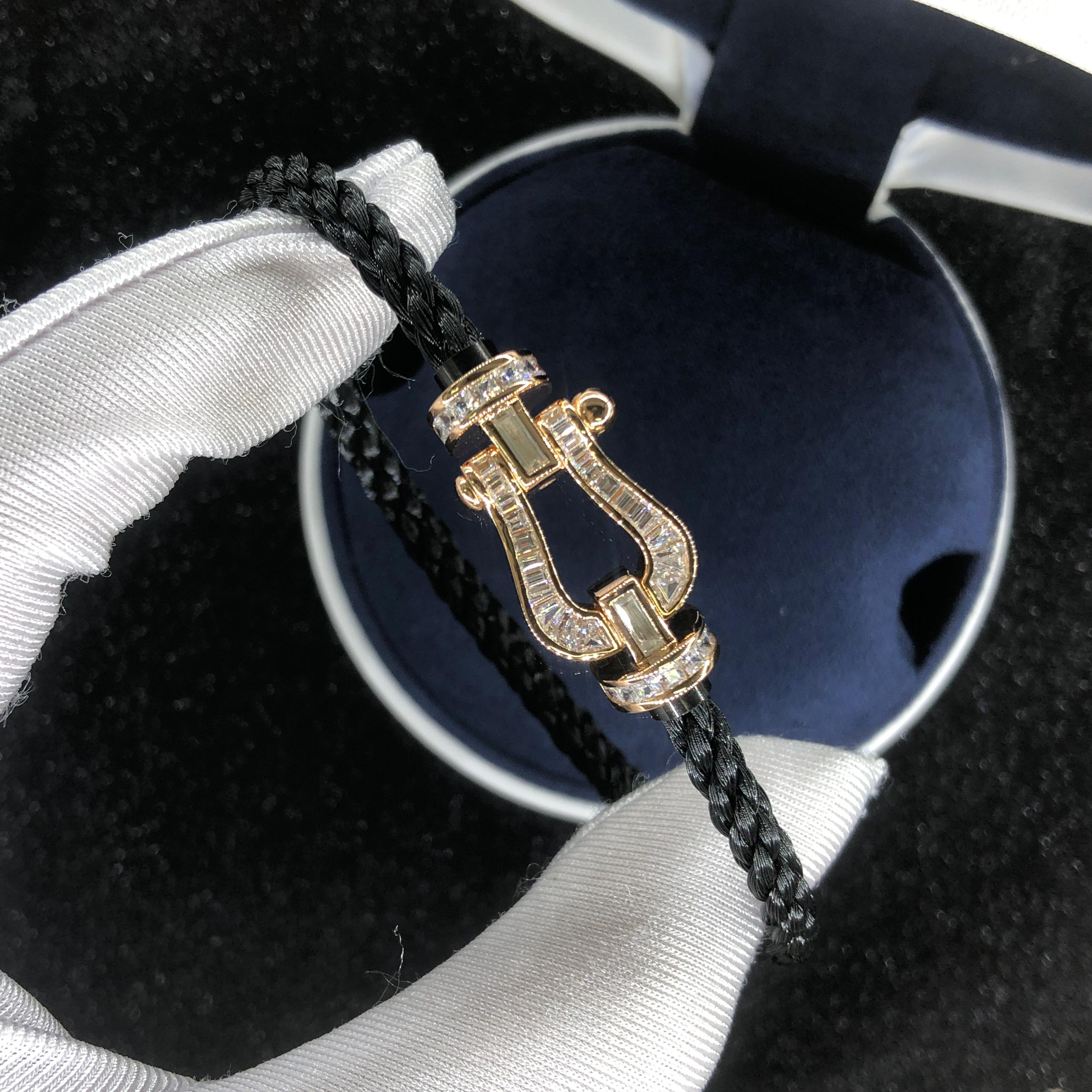 Bracelet de luxe avec un cordon noir et un fermoir rose doré incrusté de cristaux étincelants — JEWELLUXE™