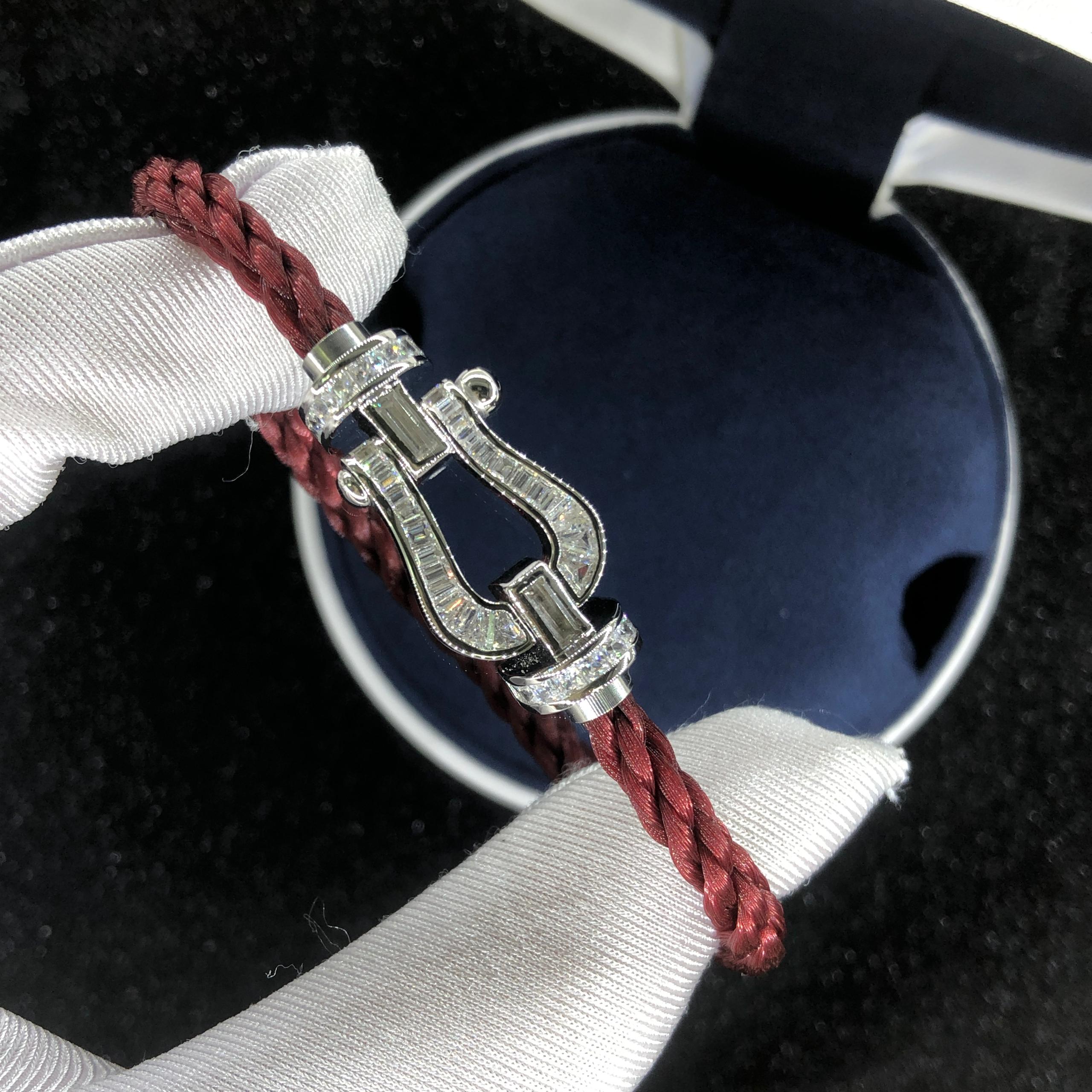 Bracelet de luxe avec un cordon bordeaux et un fermoir argenté orné de cristaux scintillants — JEWELLUXE™