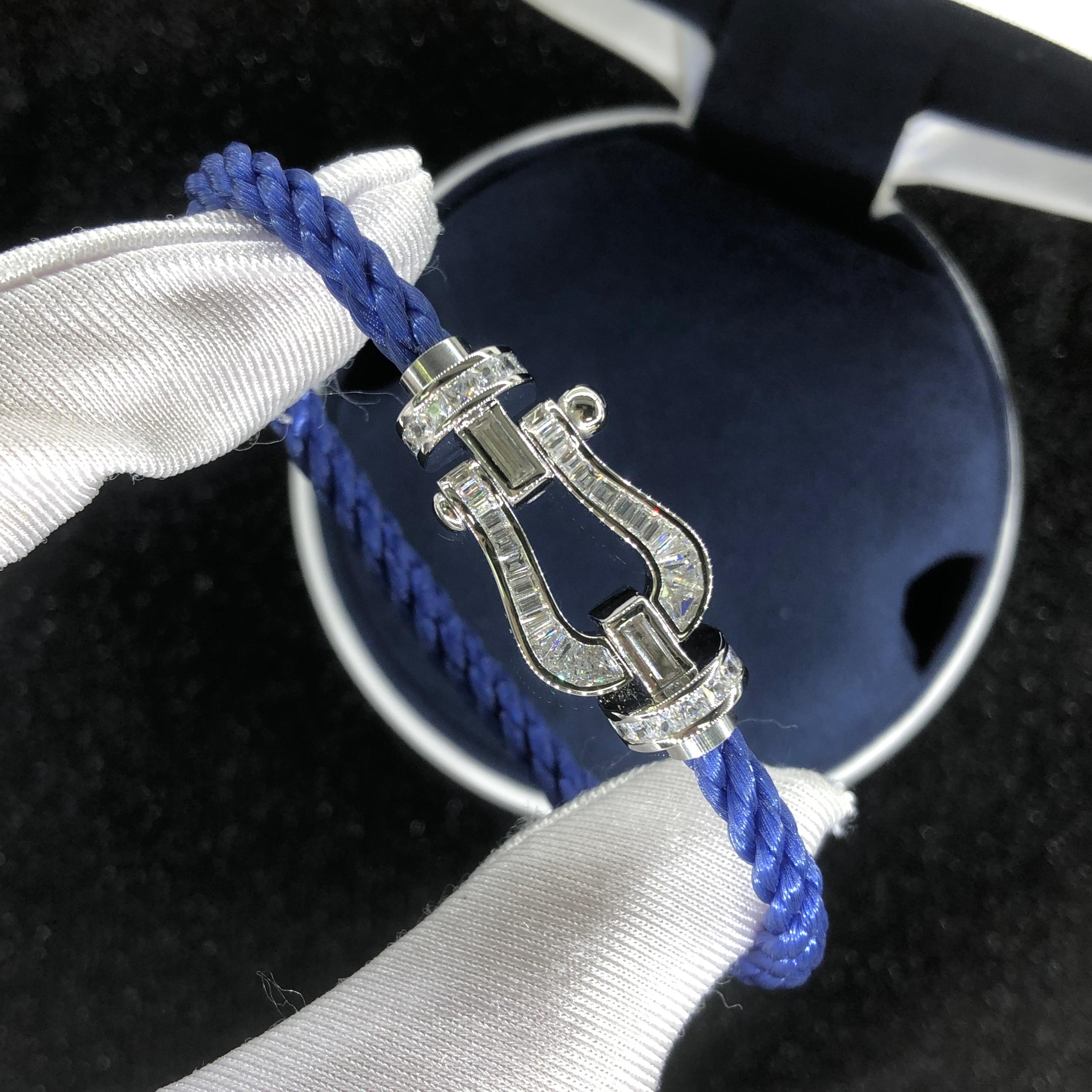 Bracelet de luxe avec un cordon bleu et un fermoir de couleur argent incrusté de cristaux étincelants — JEWELLUXE™