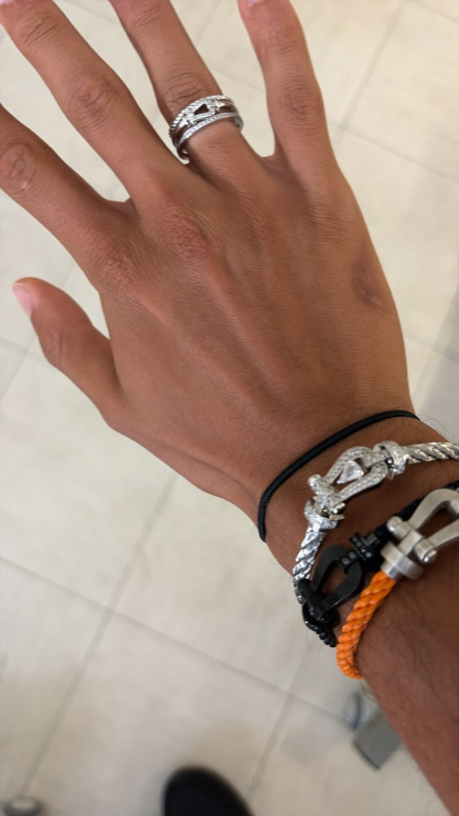 Bracelet de luxe avec bracelet en métal argenté et fermoir couleur argent orné de zircons étincelants et d'une pierre centrale de 0,5 carat — JEWELLUXE™