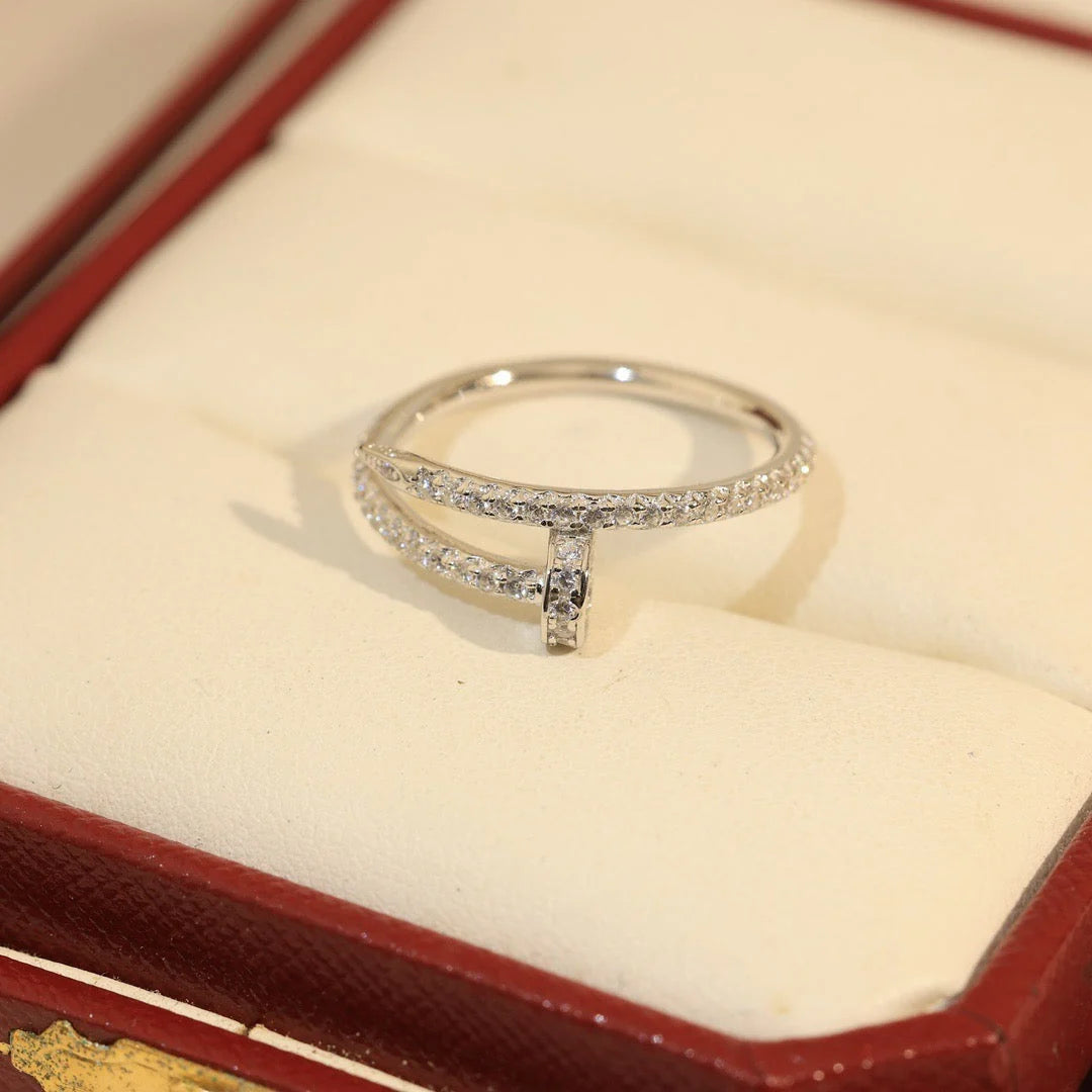 Bague Élégante Clou Argentée Demi-Zircons Scintillants — JEWELLUXE™