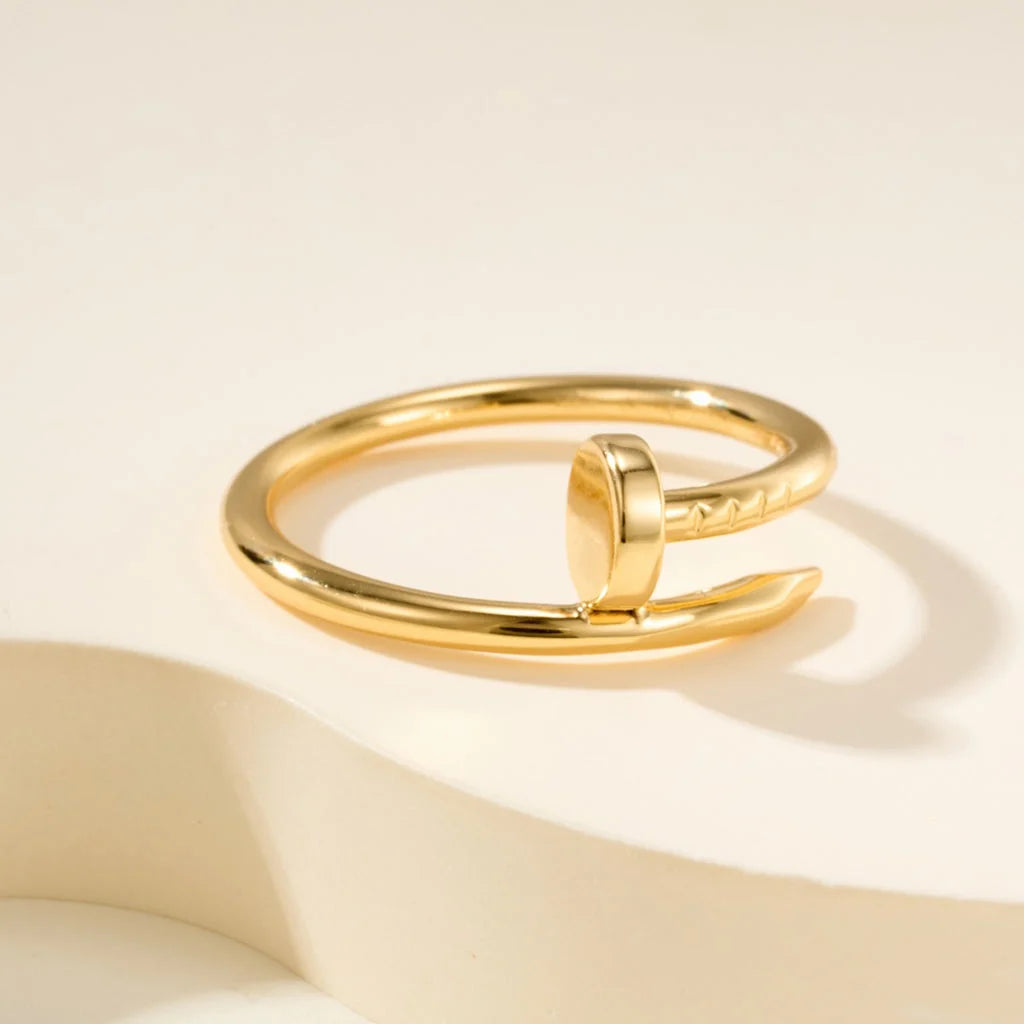 טבעת אלגנטית מסמר בגוון גולד בעיצוב יוקרתי — JEWELLUXE™