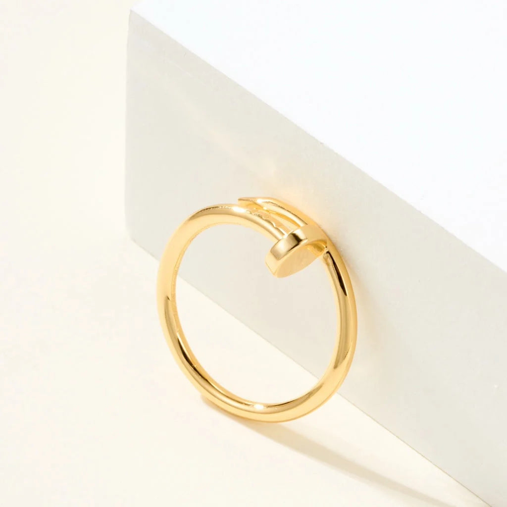 טבעת אלגנטית מסמר בגוון גולד בעיצוב יוקרתי — JEWELLUXE™