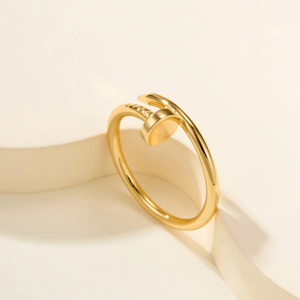 טבעת אלגנטית מסמר בגוון גולד בעיצוב יוקרתי — JEWELLUXE™