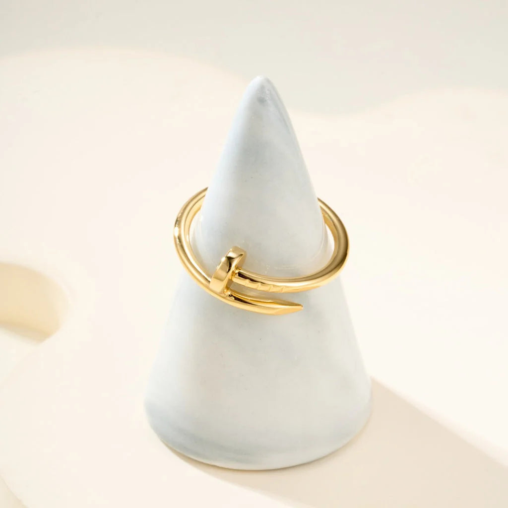 טבעת אלגנטית מסמר בגוון גולד בעיצוב יוקרתי — JEWELLUXE™