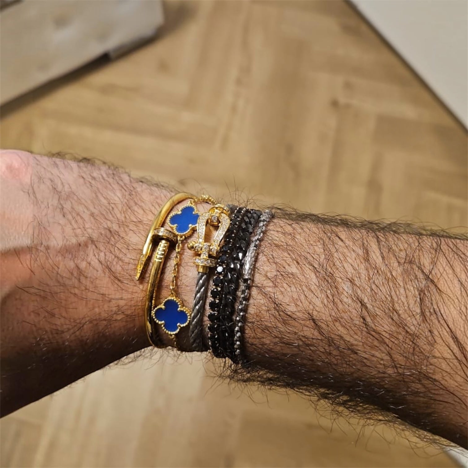 Bracelet de luxe avec un bracelet en métal argenté et une boucle dorée incrustée de zircons — JEWELLUXE™