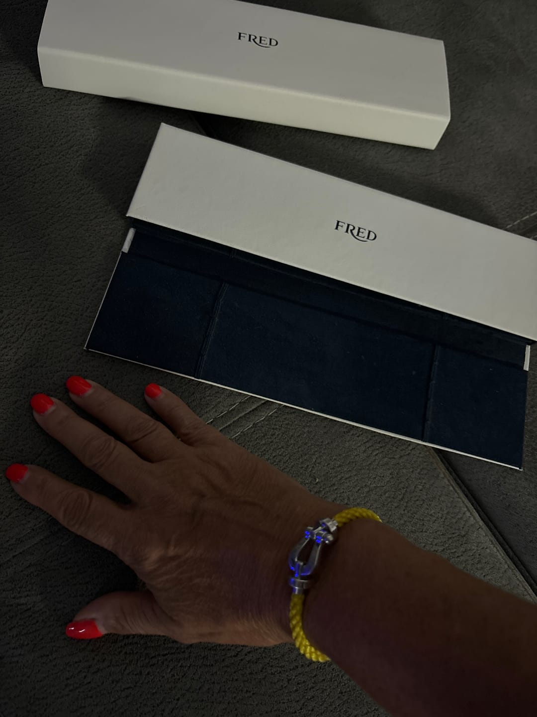Bracelet de luxe avec un cordon jaune et un fermoir argenté brillant — JEWELLUXE™