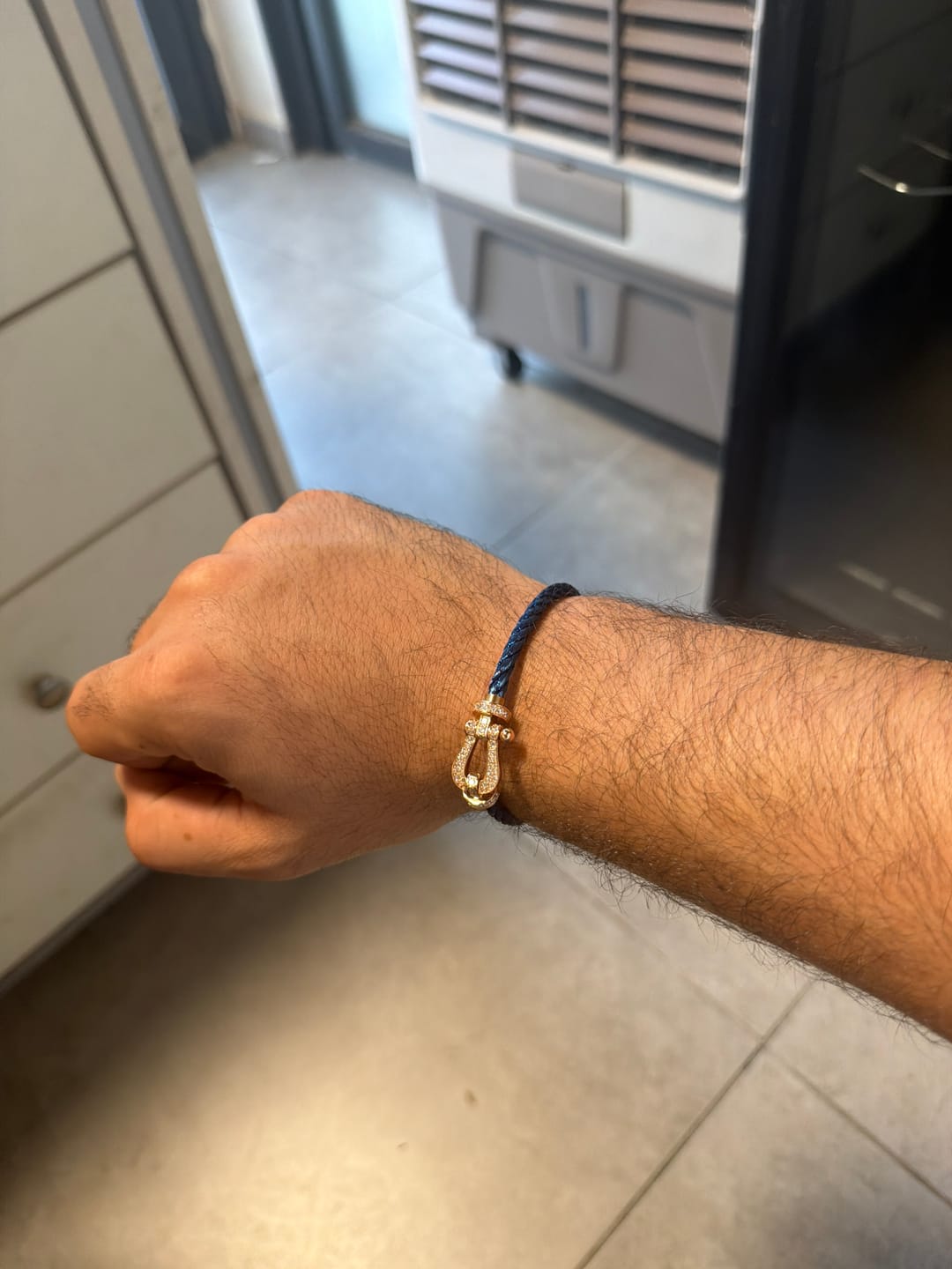 צמיד יוקרתי עם רצועת מתכת כחולה ואבזם בגוון רוז־גולד משובץ זירקונים — JEWELLUXE™