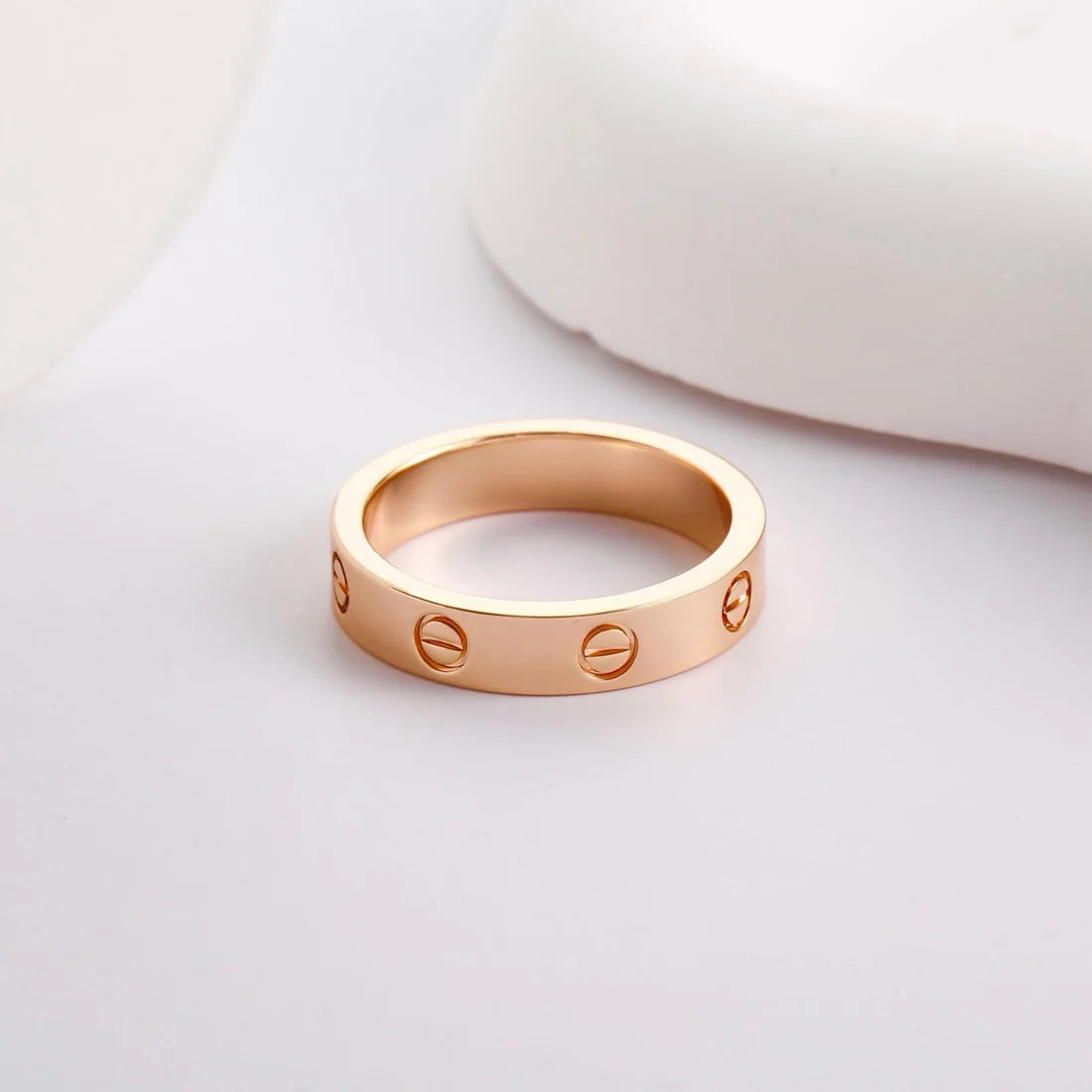טבעת אלגנטית בגוון ‎רוז־גולד מבריק — JEWELLUXE™