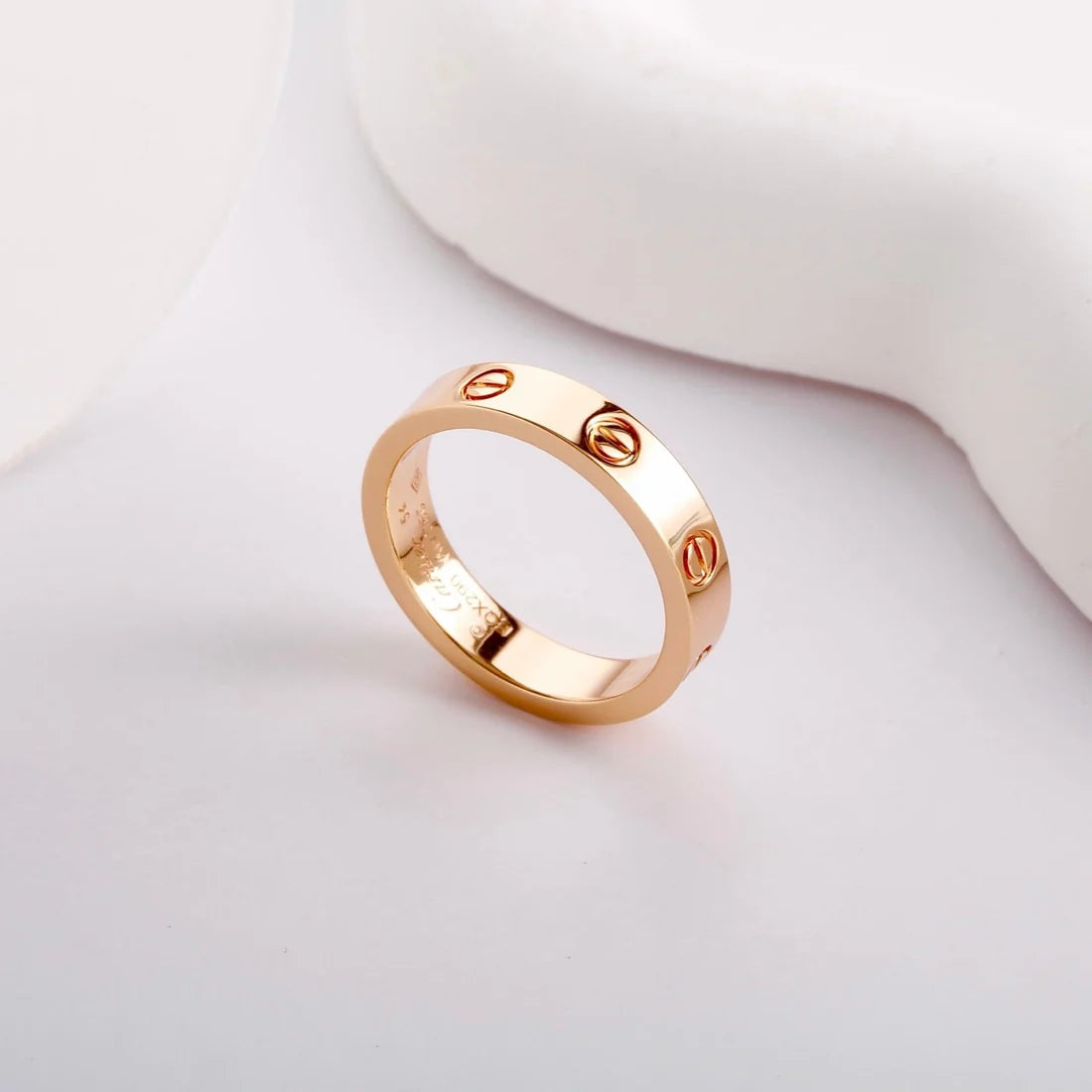 טבעת אלגנטית בגוון ‎רוז־גולד מבריק — JEWELLUXE™