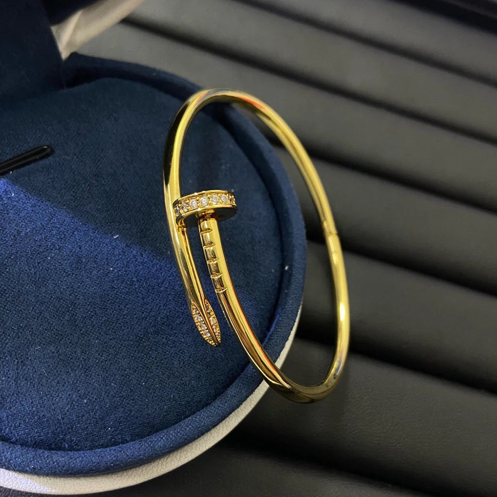 Elegantes Nagel-Armband in Goldoptik, halbseitig mit funkelnden Zirkoniasteinen besetzt — JEWELLUXE™