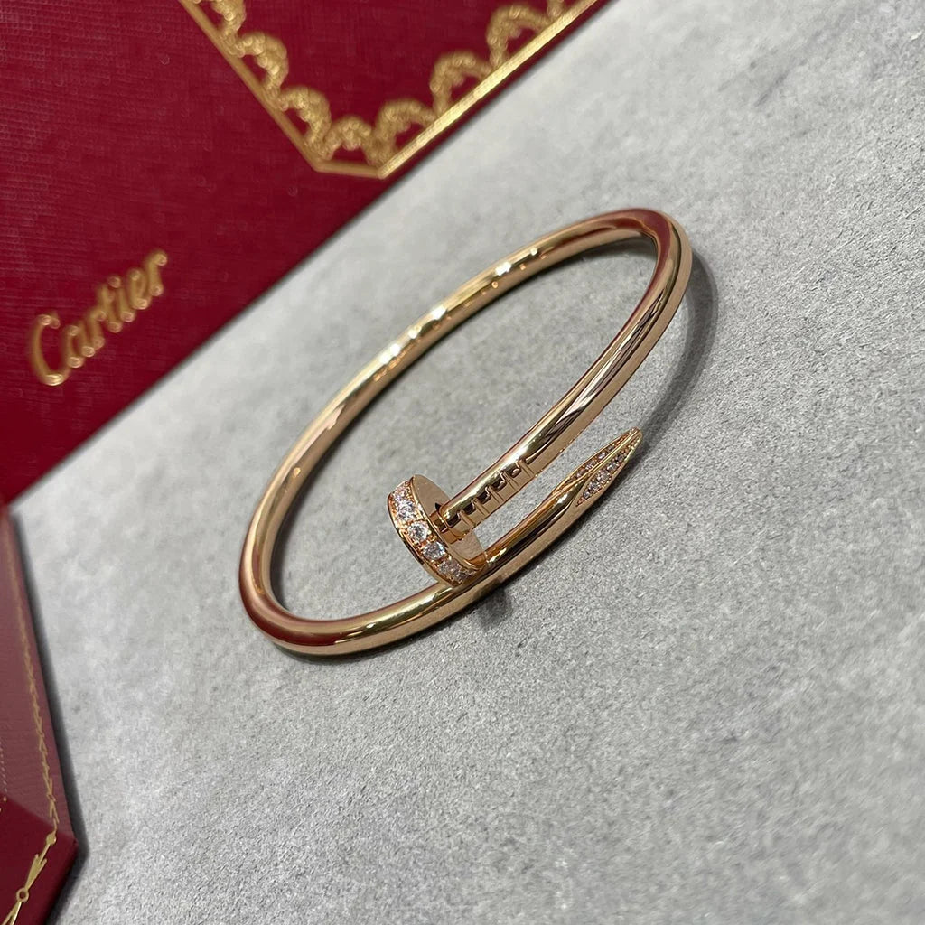 Elegantes Nagelarmband in Roségold, halb mit funkelnden Zirkoniasteinen besetzt — JEWELLUXE™