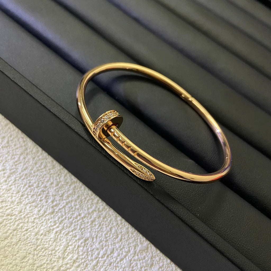 Elegantes Nagelarmband in Roségold, halb mit funkelnden Zirkoniasteinen besetzt — JEWELLUXE™