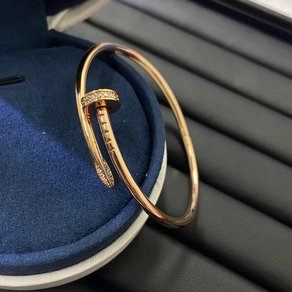Elegantes Nagelarmband in Roségold, halb mit funkelnden Zirkoniasteinen besetzt — JEWELLUXE™
