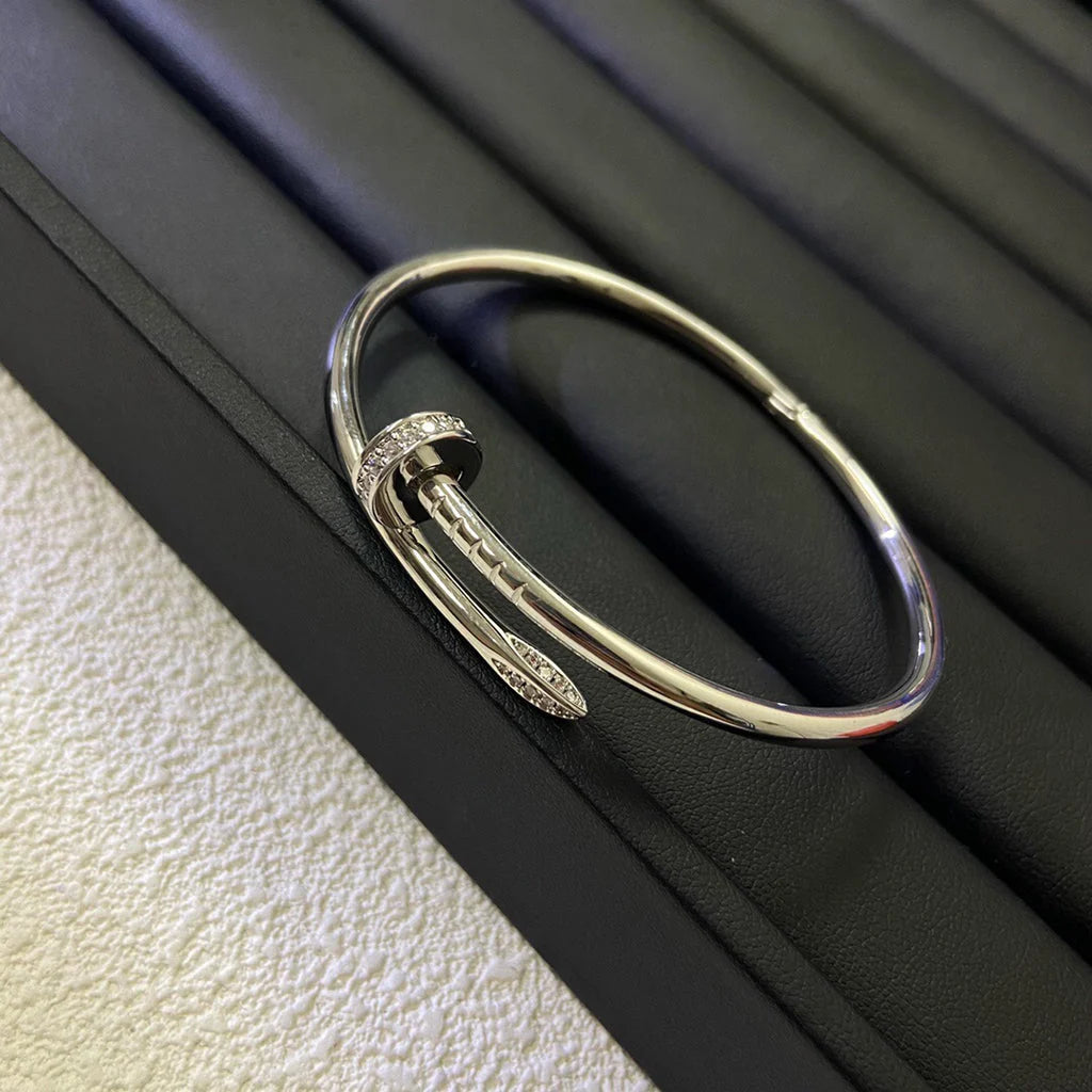Elegantes Nagelarmband in Silberoptik, halbseitig mit funkelnden Zirkoniasteinen besetzt — JEWELLUXE™