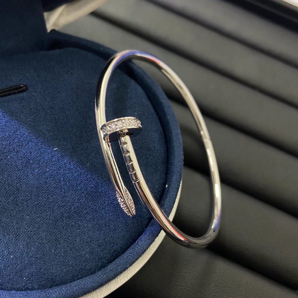 Elegantes Nagelarmband in Silberoptik, halbseitig mit funkelnden Zirkoniasteinen besetzt — JEWELLUXE™