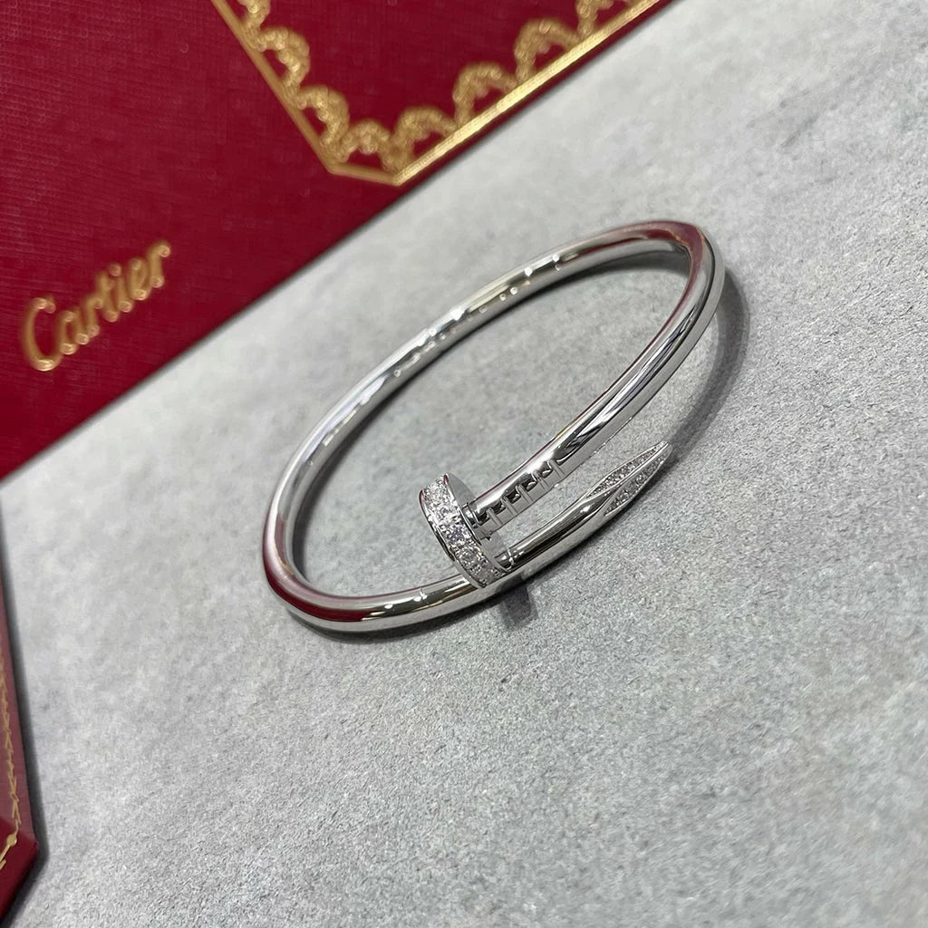 Elegantes Nagelarmband in Silberoptik, halbseitig mit funkelnden Zirkoniasteinen besetzt — JEWELLUXE™