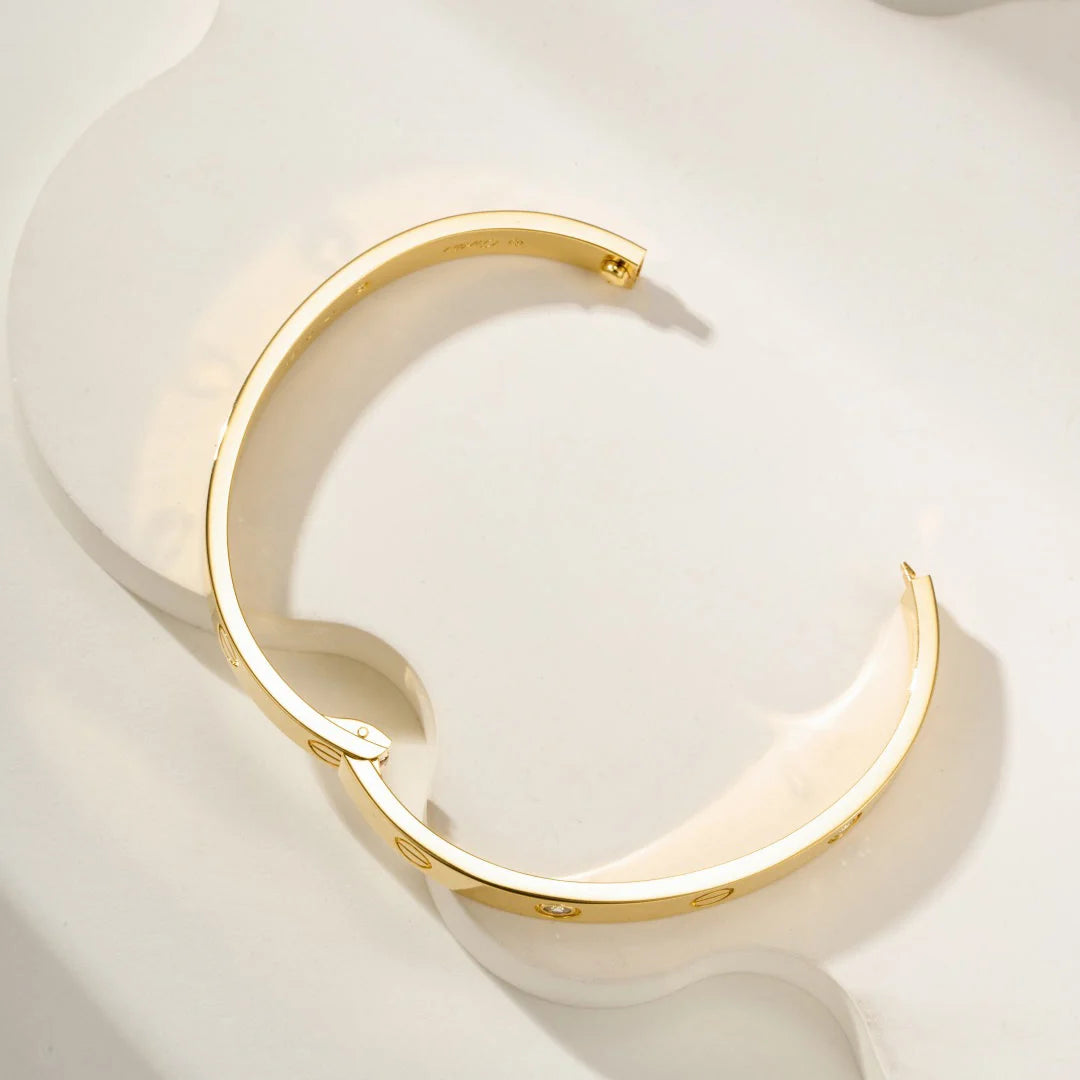 Romantisches Armband in Gelbgold, besetzt mit 4 funkelnden Zirkonen
