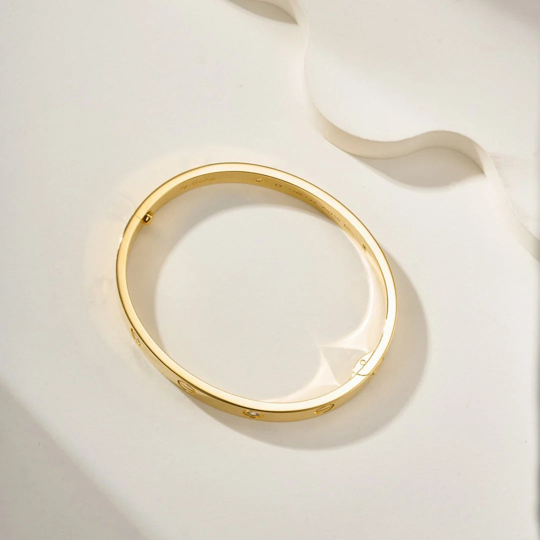 Romantisches Armband in Gelbgold, besetzt mit 4 funkelnden Zirkonen
