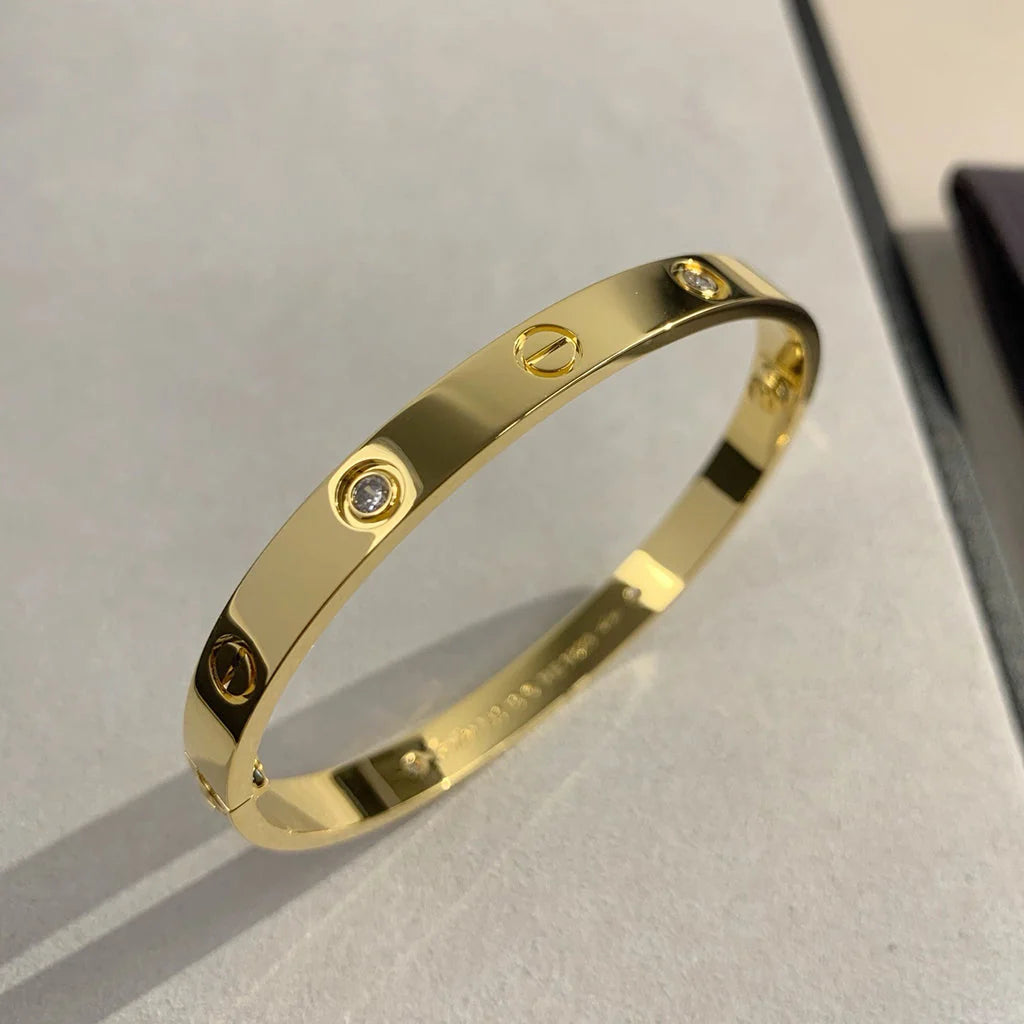 Romantisches Armband in Gelbgold, besetzt mit 4 funkelnden Zirkonen

