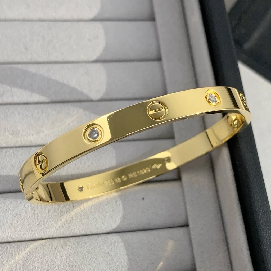 Romantisches Armband in Gelbgold, besetzt mit 4 funkelnden Zirkonen
