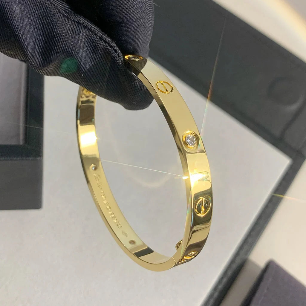 Romantisches Armband in Gelbgold, besetzt mit 4 funkelnden Zirkonen
