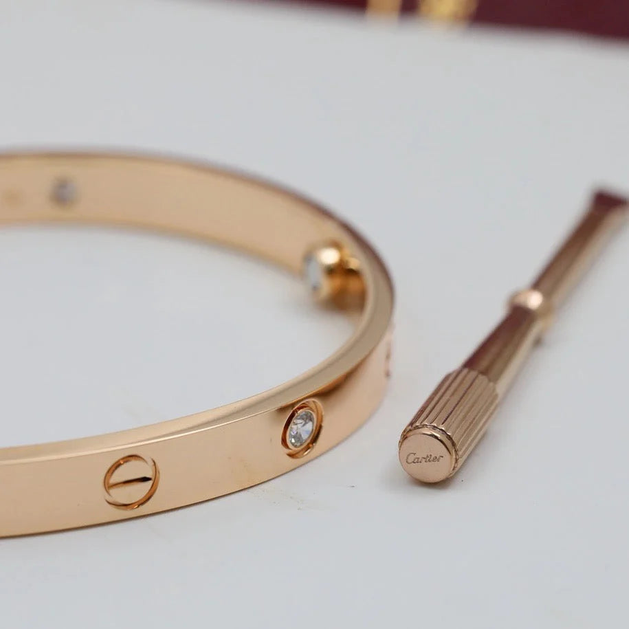 Romantisches Armband in Roségold, besetzt mit 4 funkelnden Zirkonen

