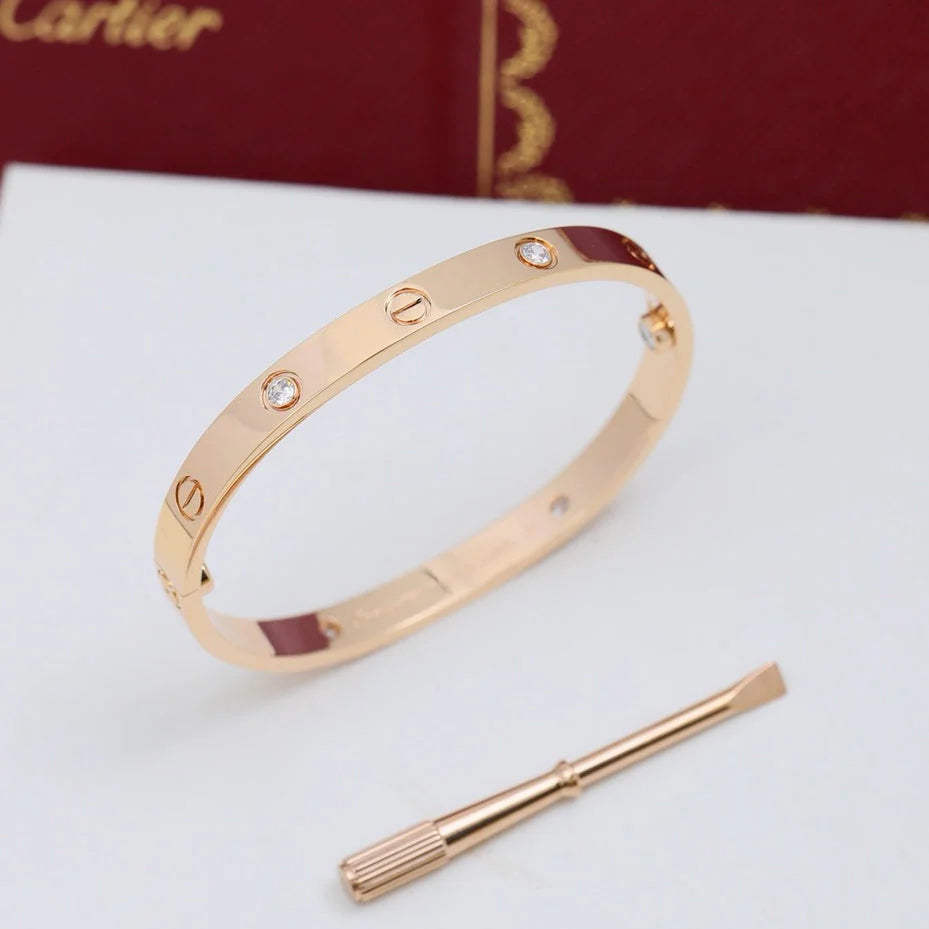 Romantisches Armband in Roségold, besetzt mit 4 funkelnden Zirkonen


