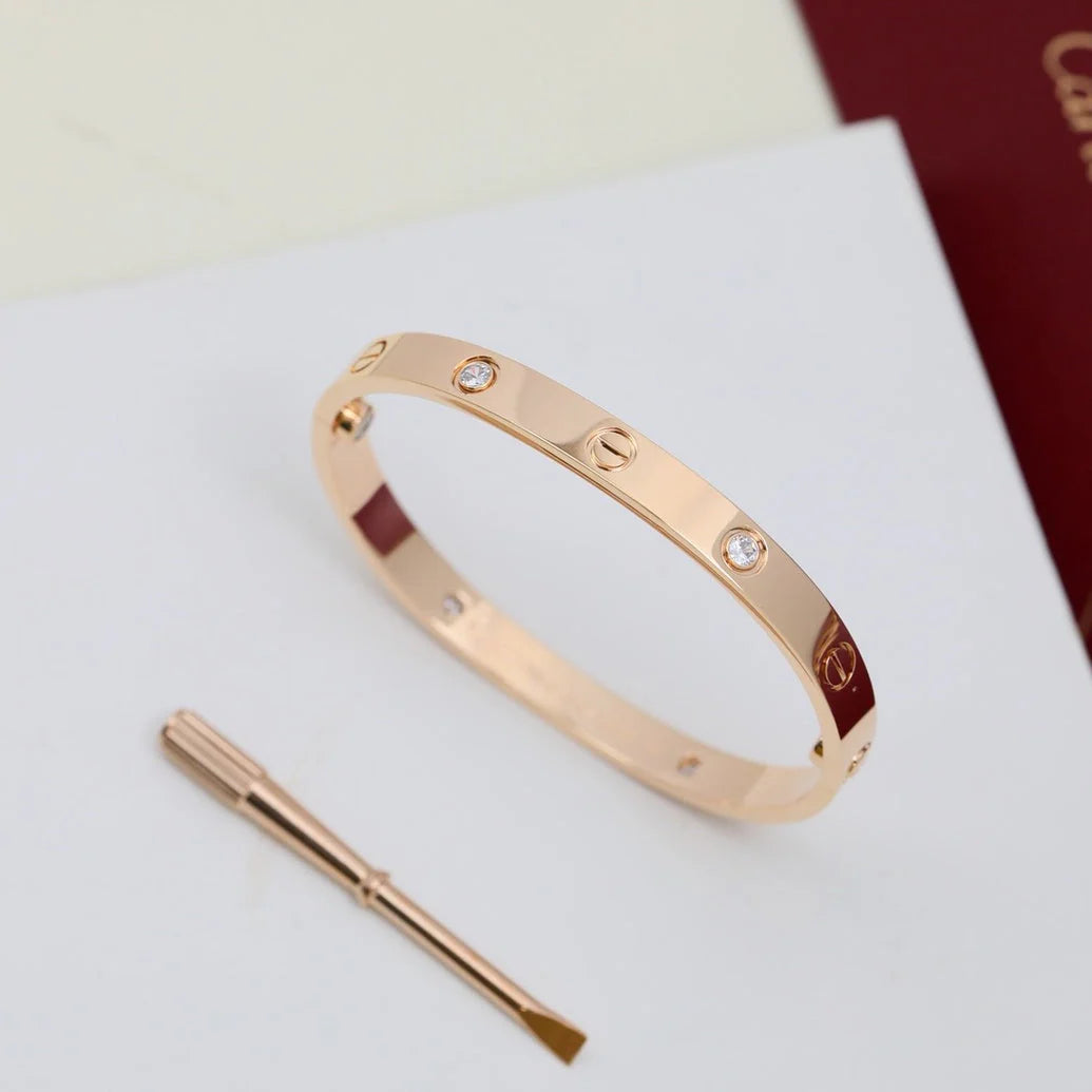 Romantisches Armband in Roségold, besetzt mit 4 funkelnden Zirkonen

